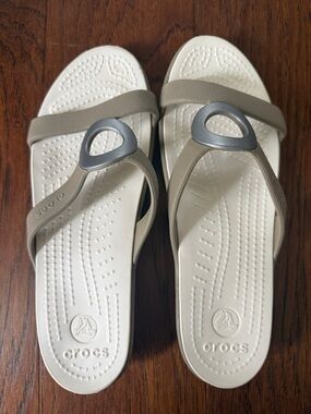 CROCS Women's Beige and White Toe-Loop Sandals with Silver Accent